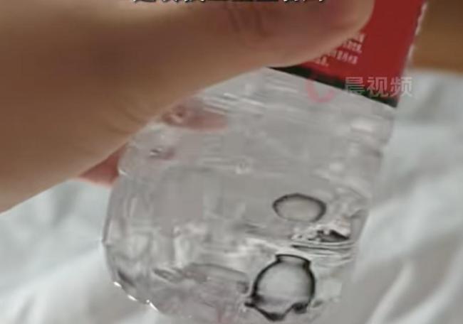 女子称酒店矿泉水喝出美瞳 酒店回应