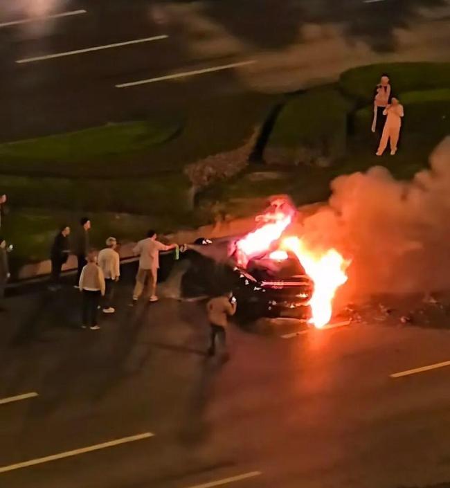 成都小米SU7自燃 路人救援打不开门 车主不幸遇难