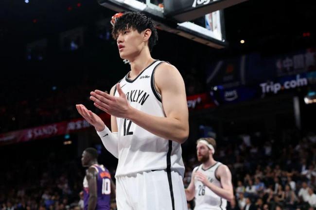NBA中国赛：篮网险胜太阳 布克18 5 5
