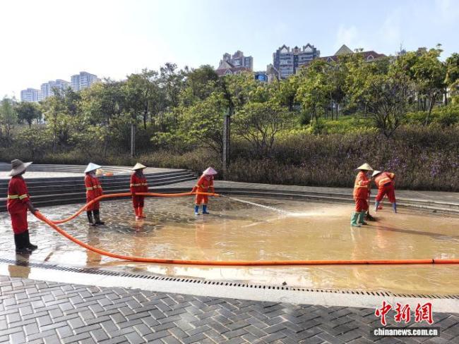 南宁洪水渐退 清淤工作火热开展 城市恢复进行时