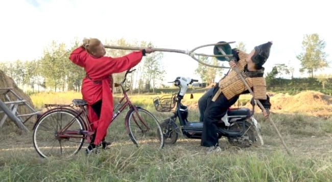 装修工转行带村里老人拍《三国》短剧