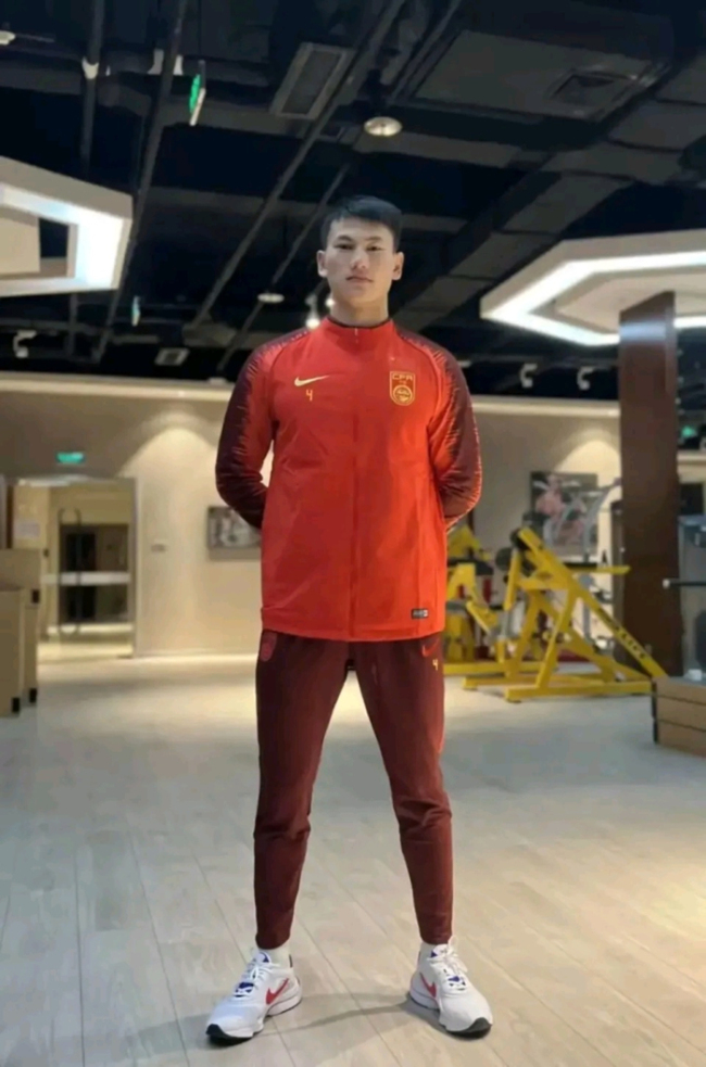 不公平？中国男足主力前锋参加湘超 半场戴帽，官方：完全符合规定