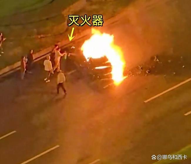 成都一小车失控后起火驾驶员遇难 电车救援难题引关注