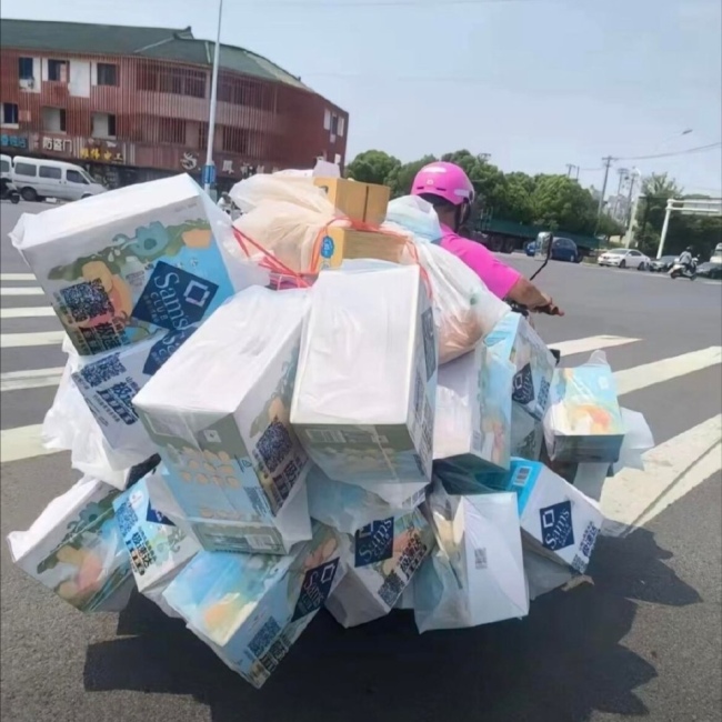 山姆回应配送员电动车挂满货物 安全隐患引关注！