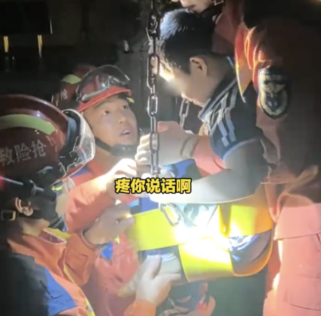 男孩卡秋千萌娃电话手表摇人营救