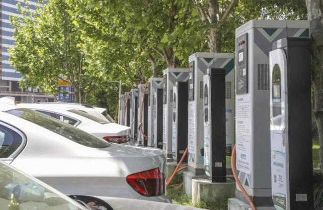 加长车上的“大电池”，你是想抢C位吗？耐力赛