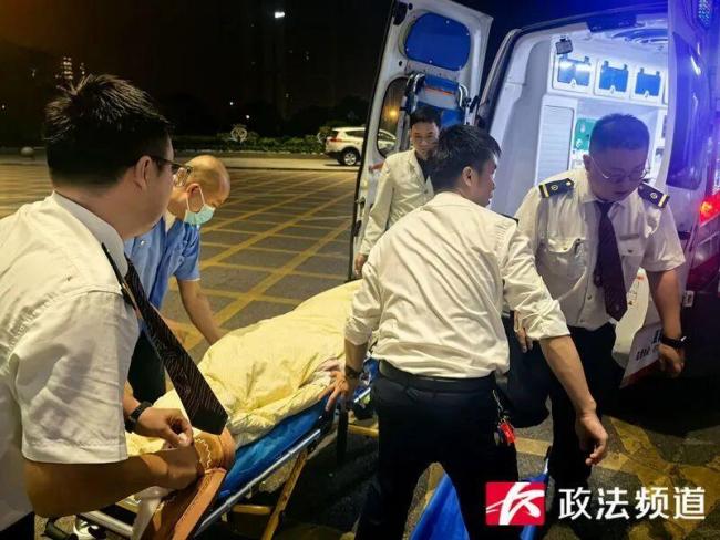 孕妇高铁突发分娩 工作人员紧急救援 生命接力温暖人心