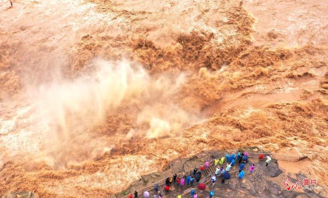 游客在山西吉县黄河壶口瀑布景区游览观瀑