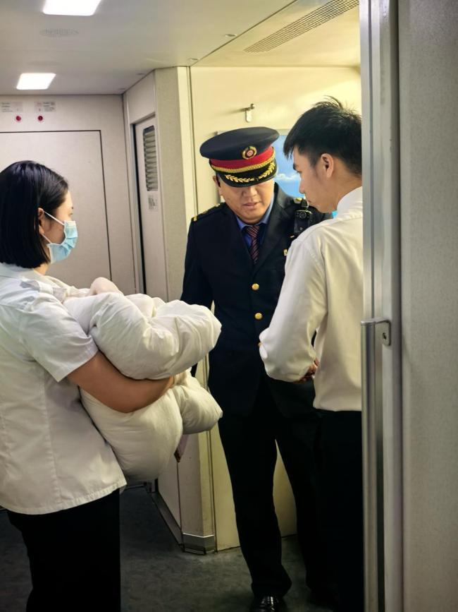 高铁晚开6分钟守护孕妇分娩 铁路员工紧急救援