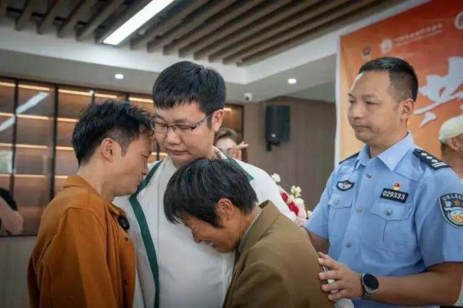 弟弟四岁被拐再见已是身家千万 36年后重逢泪目