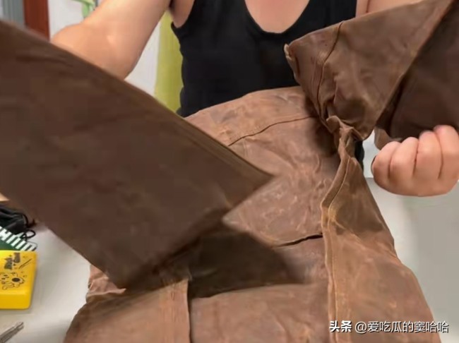 男子买的油蜡夹克硬得像密封袋，明星都爱这款“男人的盔甲”！