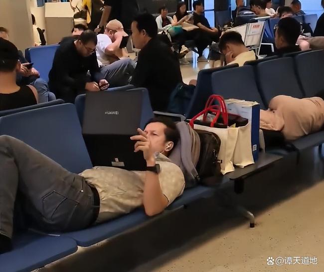 机场回应外籍旅客脱鞋躺卧占座 规则面前人人平等