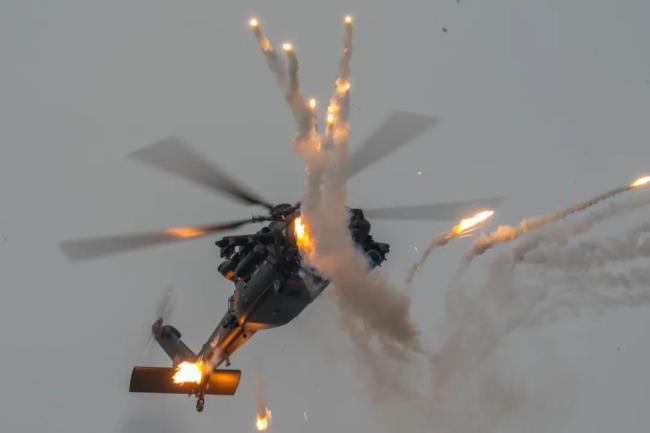 首秀直博会 直-20T“凌空画凤凰”