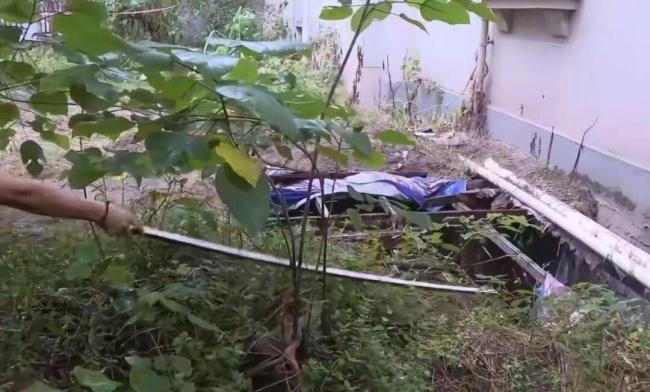 男子下楼捡鞋坠入绿化带深坑身亡 小区惊现隐藏深坑