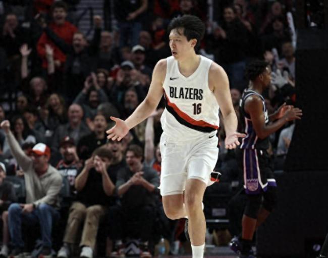 杨翰森再战勇士9 6！篮板新高 晃飞霍福德，约基奇式打法初现！进步神速引发热议