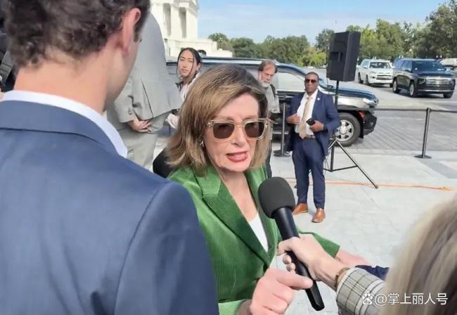 佩洛西手指记者破口大骂 情绪激烈回应挑衅