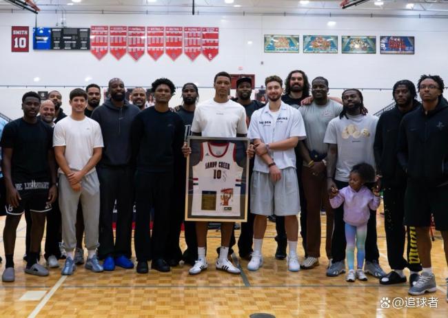 火箭新星高中球衣退役!全队到场合影祝贺