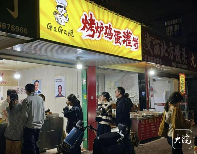 00后大学生情侣卖灌饼创业 青春奋斗的甜蜜滋味