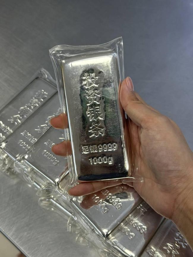 白银年内狂涨87% 比黄金还“疯” 冷门银条变“真香”投资品