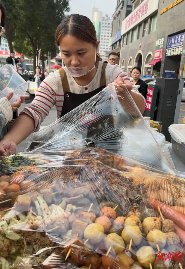 夫妻卖辣卤因食客排队太久全部免单