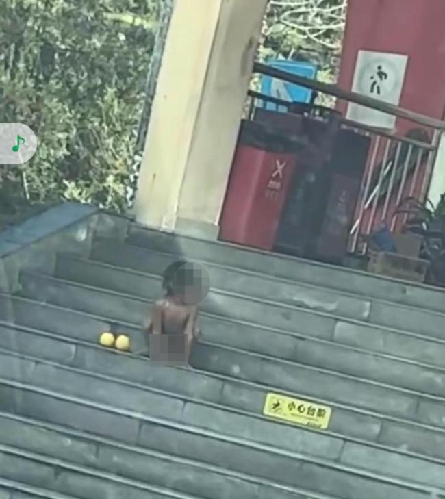 服务区野孩子开房车经常出差，育儿方式引发热