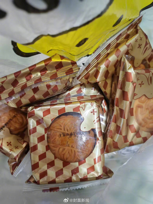 10元15个散装月饼遭疯抢