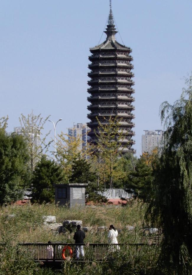 北京迎寒潮天气 市民添衣保暖