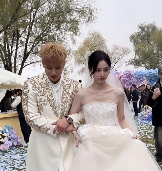 黄子韬松开徐艺洋挽刘宇宁 婚礼现场甜蜜又幽默
