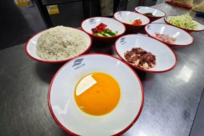 国铁成都局高铁盒饭上新 现炒美味添家味