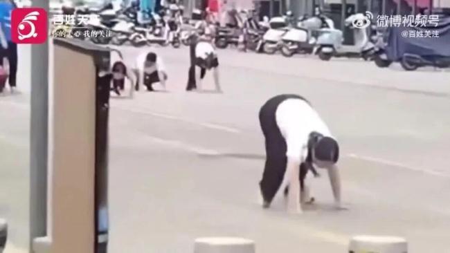 广东多名男女在地上爬行并学狗叫