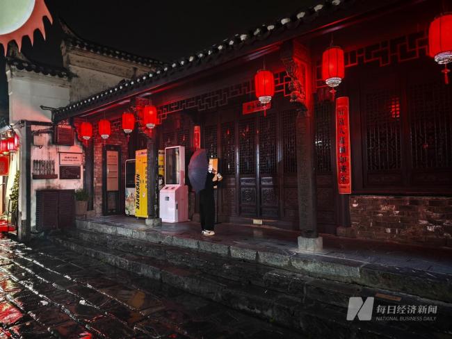 清华学生：杨振宁成就已超越诺尔贝奖 科学巨匠陨落