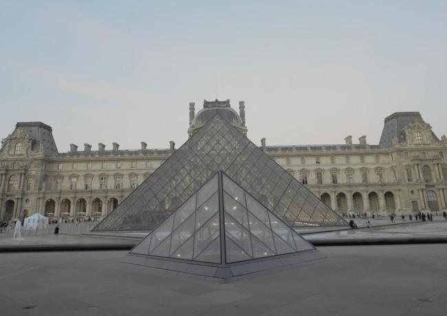 数名蒙面犯闯入卢浮宫 盗走多件藏品