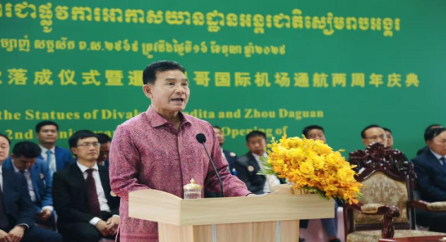 中柬先贤雕像共立暹粒吴哥国际机场 文明互鉴见证友好交往