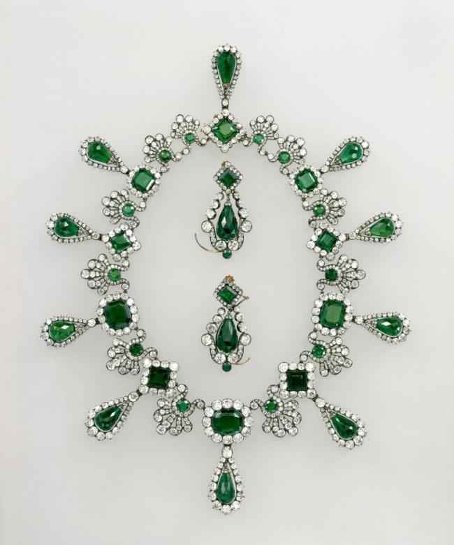 马克龙就卢浮宫珠宝失窃案发声 严重侵犯文化遗产