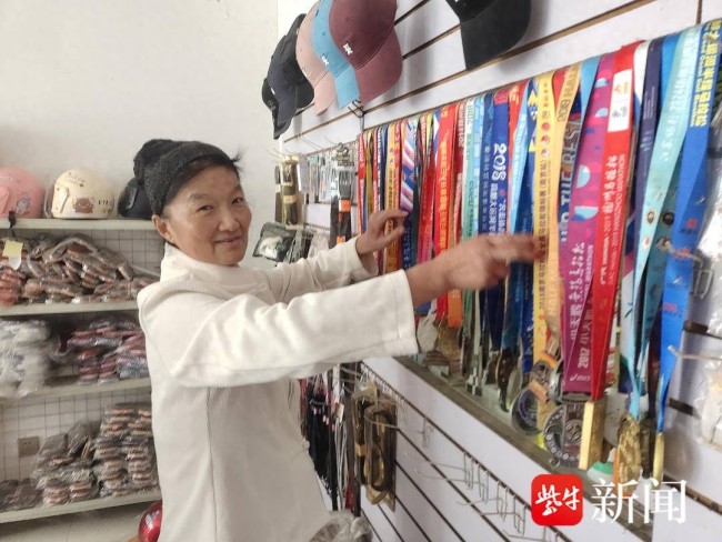 六旬大妈晨跑途中干了件“大事”：救助一位八旬跌伤老人