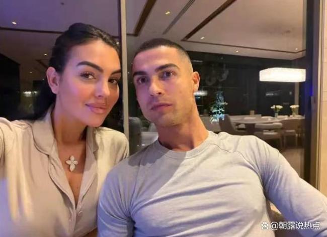 C罗晒新发型 寸头引发热议