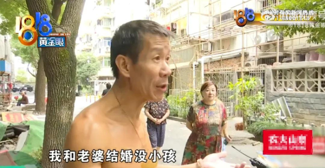 退休大爷把房子让给40条狗住 善举引发邻里争议
