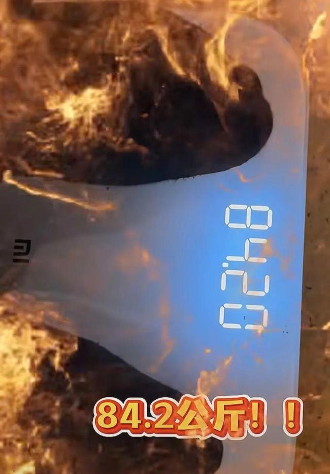 黄晓明晒增肥过程 腹肌变大肚腩！