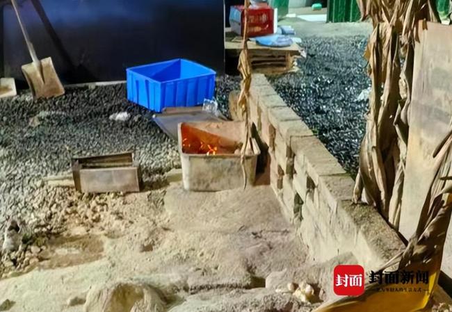 烧烤店内一男童不慎掉进炭堆，全身烧伤 安全防护缺失引发悲剧