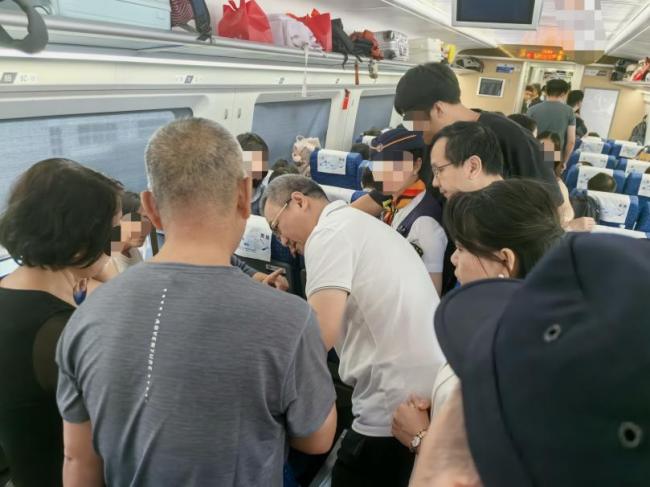 一名80岁的老人在高铁上发生事故。医护人员赶来