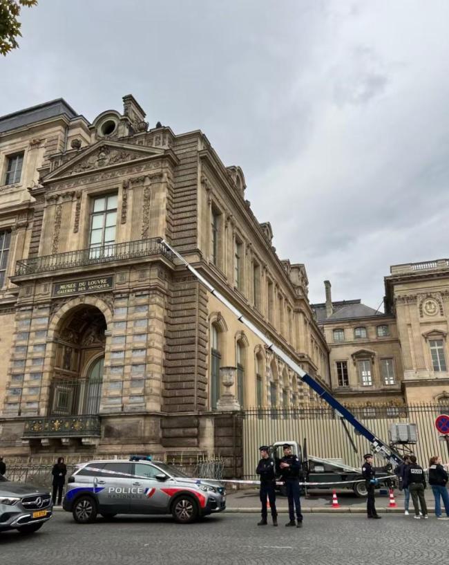 中国游客拍到卢浮宫盗窃案事发现场 现场视频引百万关注