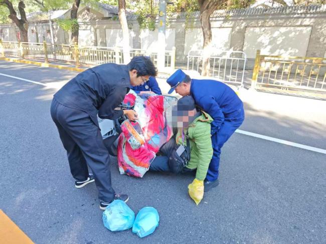 老人騎車摔倒馬路中央 消防員救助 緊急救援暖人心