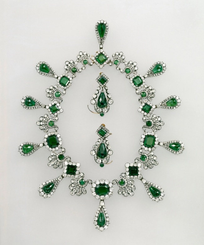 法国卢浮宫公布失窃藏品清单 珠宝被盗案震惊世界