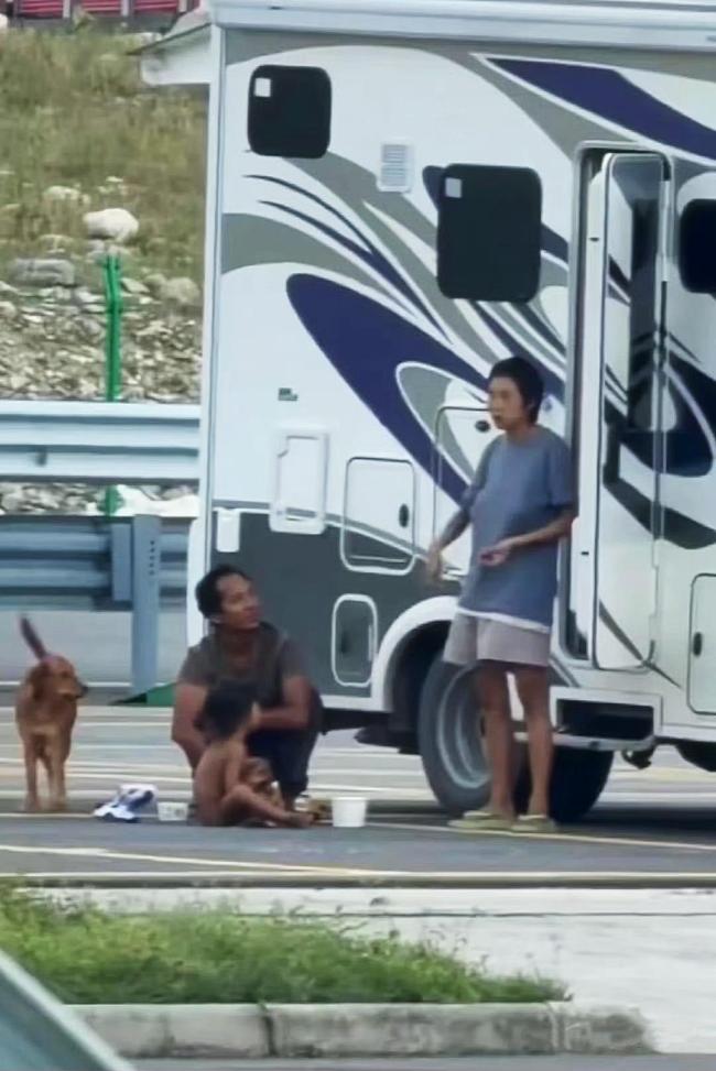 野东说念主小孩家庭有2个男孩 特有陶冶形势引争议