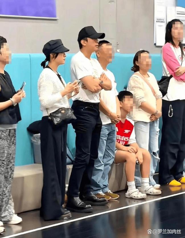 网友偶遇邓超孙俪看儿子打比赛 明星爸妈场边激情助威