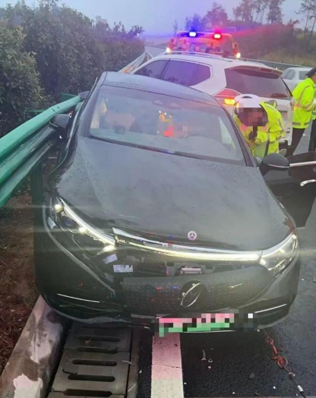 女子67萬奔馳被撞毀保險僅賠24萬 車主質(zhì)疑理賠公平性