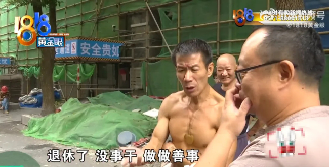 大爷把房子让给40多条狗住 养狗为善事！