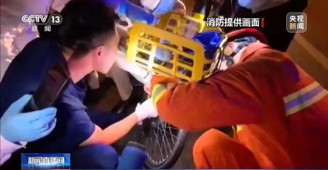 脚被死死卡住!这种“带娃神器”别再用了