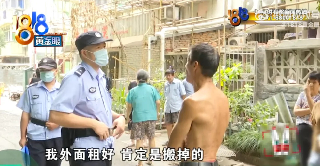 大爷把房子让给40多条狗住 养狗为善事！