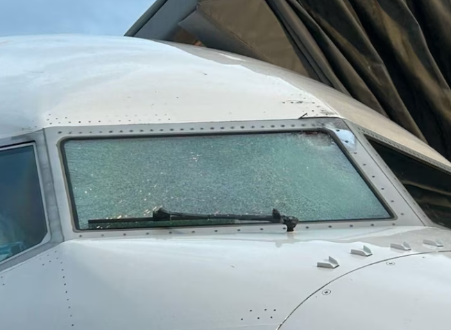 美聯航客機巡航途中風擋破裂 或因撞上氣象氣球